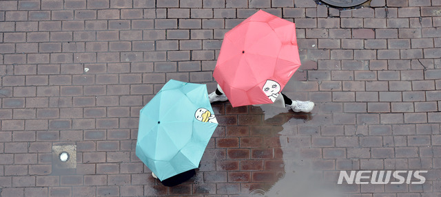 [대구=뉴시스] 이무열 기자 = 소한 (小寒) 절기인 지난 6일 오후 대구 중구 동성로 야외광장에서 우산을 쓴 시민들이 발걸음을 재촉하고 있다. 2020.01.06.lmy@newsis.com