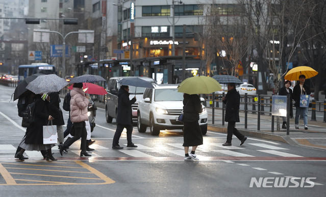 [서울=뉴시스] 박민석 기자 = 절기 중 가장 춥다는 '소한'인 지난 6일 오후 서울 중구 세종대로에 우산을 쓴 시민들이 걷고 있다. 2020.01.06. mspark@newsis.com