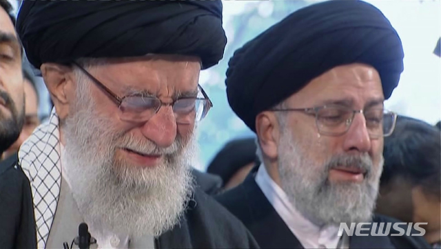 [테헤란=AP/뉴시스]이란 최고지도자 아야톨라 알리 하메네이(왼쪽)가 6일(현지시간) 테헤란 대학에서 열린 쿠드스군 사령관 거셈 솔레이마니 추모식에 참석해 눈물을 흘리고 있다. 사진은 비디오 영상을 캡처한 것이다. 2020.01.06