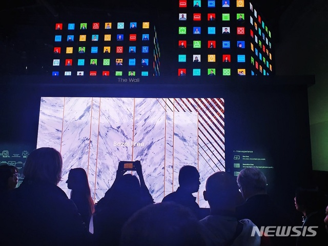 [라스베이거스=뉴시스] 미국 라스베이거스에서 열린 CES 2020에서 방문객들이 삼성전자 부스에 설치된 대형 마이크로 LED '더 월'을 감상하고 있다. 2020.01.08.(사진=고은결 기자) 