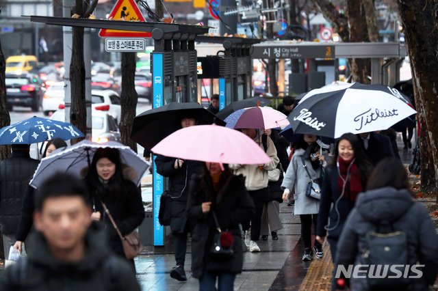 [서울=뉴시스]이윤청 기자 = 약한 비가 내리는 8일 오전 서울 시청역 인근에서 시민들이 우산을 쓰고 걷고 있다. 2020.01.08.  radiohead@newsis.com