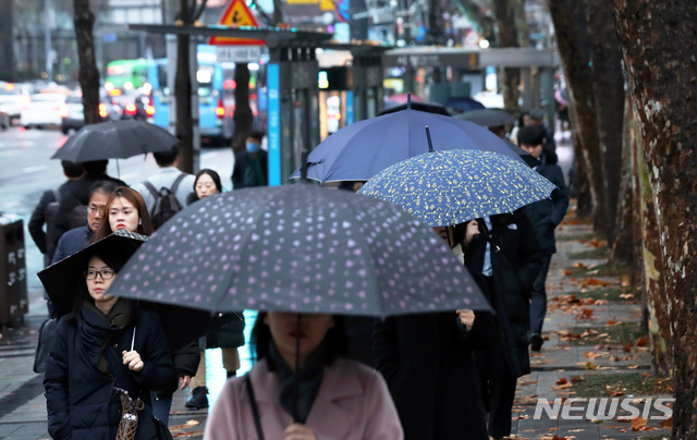 [서울=뉴시스]이윤청 기자 = 약한 비가 내리는 8일 오전 서울 시청역 인근에서 시민들이 우산을 쓰고 걷고 있다. 2020.01.08.  radiohead@newsis.com