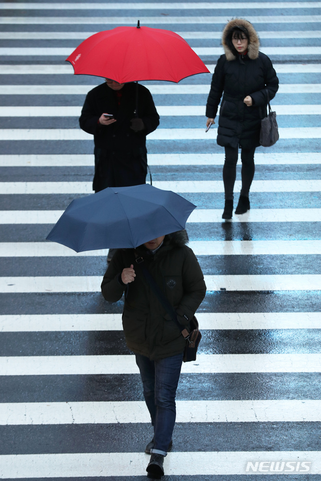 [서울=뉴시스]이윤청 기자 = 서울 시청역 인근에서 지난달 시민들이 우산을 쓰고 걷고 있다. 2020.01.08. radiohead@newsis.com