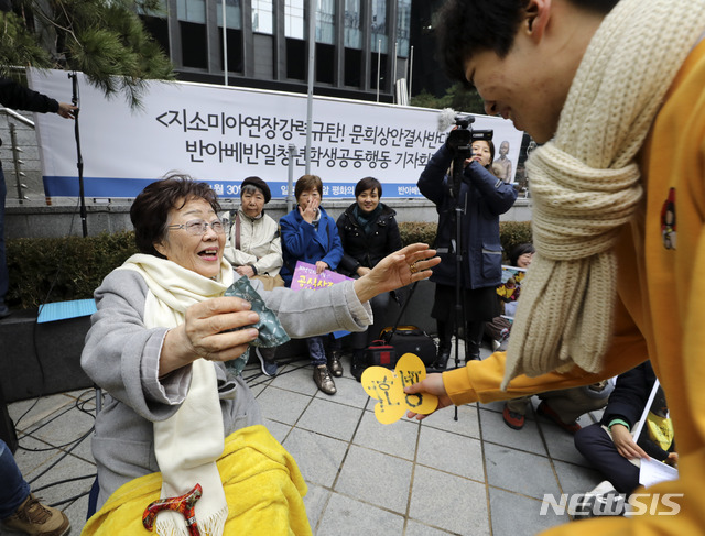 [서울=뉴시스] 고범준 기자 = 제1421차 일본군 성노예제 문제해결을 위한 정기 수요시위가 열린 8일 서울 종로구 옛 주한일본대사관 앞에서 위안부 피해자인 이용수 할머니가 참가자들을 안아주고 있다. 2020.01.08.  bjko@newsis.com