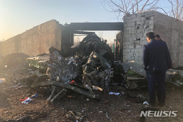 [테헤란(이란)=AP/뉴시스]이란 테헤란 외곽의 농경지에서 8일 테헤란 공항 이륙 직후 추락한 우크라이나 여객기의 부서진 잔해가 보이고 있다. 약 180명의 탑승객은 전원이 사망했다. 2020.1.8 