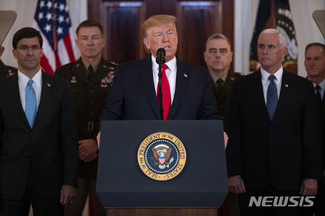 [워싱턴=AP/뉴시스]도널드 트럼프 미국 대통령(가운데)이 8일(현지시간) 백악관에서 이란의 이라크 주재 미군 기지 미사일 공격에 관해 대국민연설을 하고 있다. 2020.1.9.