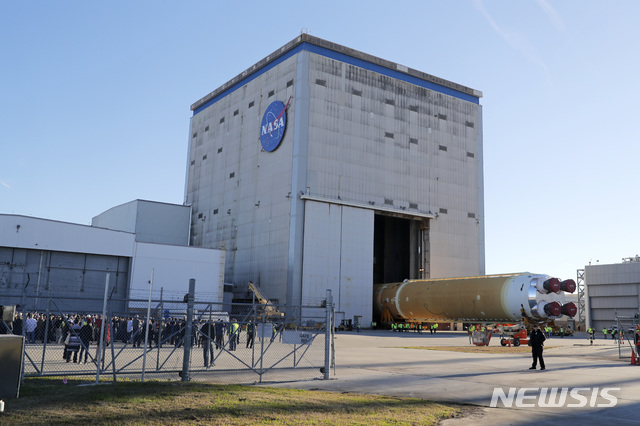 [뉴올리언스=AP/뉴시스]지난해 1월 8일 아르테미스 1호 임무에 사용될 미국 항공우주국(NASA) 로켓이 NASA 시설에서 옮겨지고 있다. 2021.04.10.