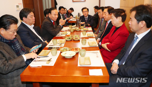 [서울=뉴시스] 장세영 기자 = 자유한국당 김태음, 박맹우, 김선동, 김성태, 박덕흠 등 중진의원들이 9일 서울 여의도 남도마루에서 통합추진을 위한 오찬모임을 갖고 있다. 2020.01.09.  photothink@newsis.com