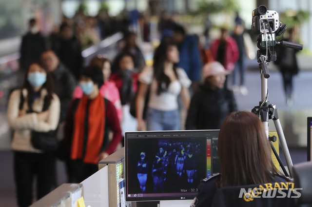 [인천공항=뉴시스] 고범준 기자 = 중국에서 집단으로 발생한 원인불명 폐렴과 관련 국내에서 관련 증상을 보인 환자 1명이 발생한 9일 인천국제공항 제1여객터미널에서 중국발 항공기 입국자들이 열감지카메라가 설치된 검색대를 통과하고 있다. 2020.01.09. photo@newsis.com