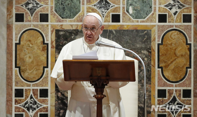 [바티칸(로마)=AP/뉴시스] 프란치스코 교황이 9일(현지시간) 바티칸 주재 외교단을 대상으로 강론하고 있다. 2020.01.10
