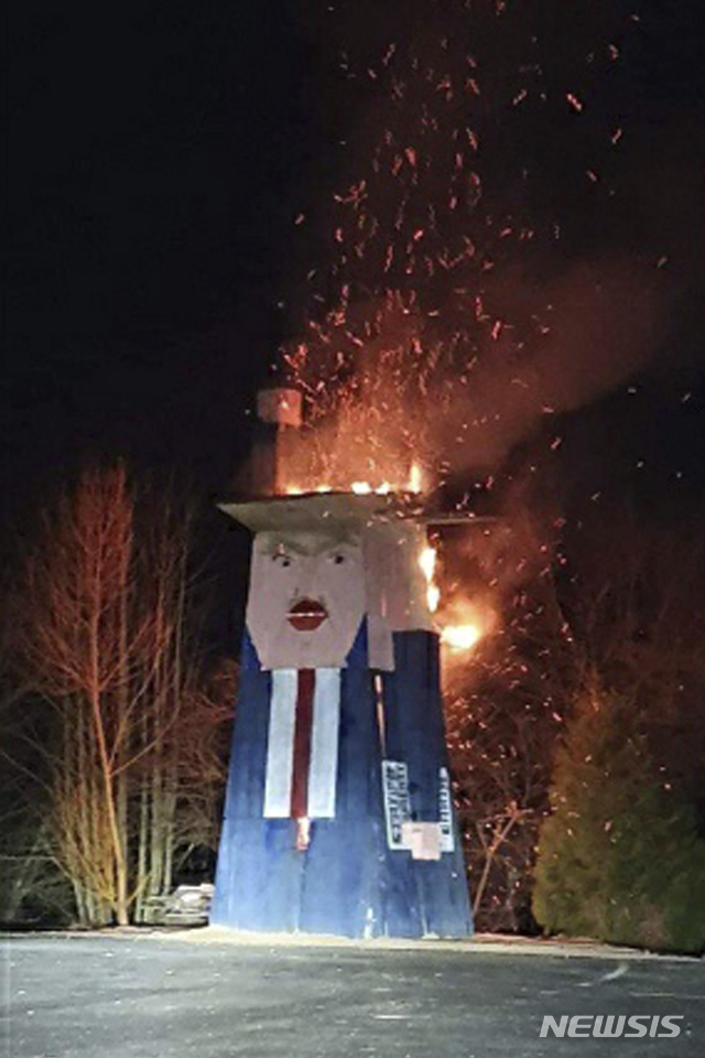 [모라브체=AP/뉴시스] 미국의 영부인인 멜라니아 트럼프(50) 여사를 본떠 그의 고향인 슬로베니아에서 제작한 목조상이 불에 탔다. 지난해 1월 슬로베니아에서는 현지 예술가가 만든 도널드 트럼프 대통령 목조상(사진)이 불에 타기도 했다. 2020.7.9.