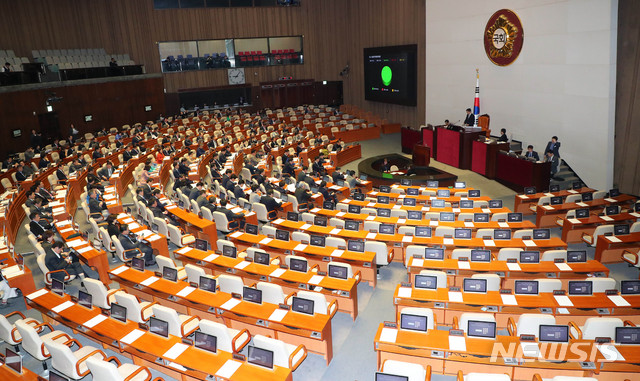 [서울=뉴시스] 장세영 기자 = 소상공인기본법안이 9일 서울 여의도 국회에서 열린 제374회 국회(임시회) 제2차 본회의에 상정되어 가결되고 있다. 2020.01.09.  photothink@newsis.com