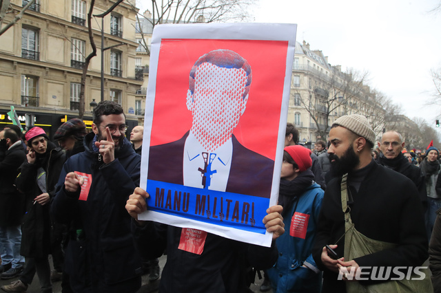 [파리=AP/뉴시스]9일(현지시간) 프랑스 수도 파리에서 정부의 연금 개편에 반대하는 4차 총파업이 진행되고 있다. 사진은 시위대가 에마뉘엘 마크롱 프랑스 대통령의 모습을 딴 사진을 들고 행진하는 모습. 2020.1.10.