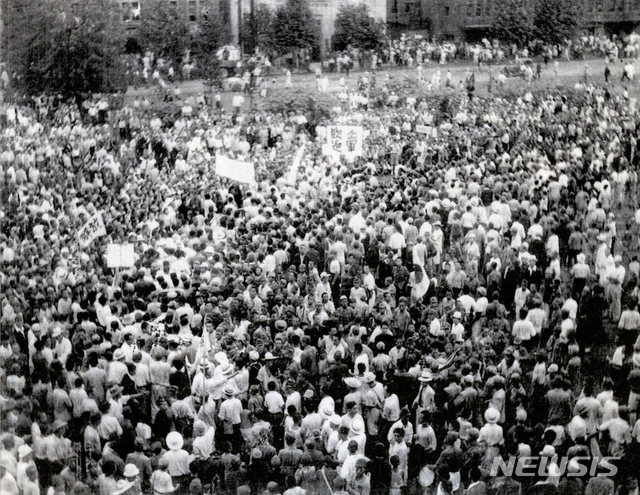 [서울=뉴시스]1945년 8월 16일 오후 서대문, 종로 거리에서 행진한 군중들이 서울역 앞에 집결한 모습. ‘소군 환영’이라고 쓴 현수막이 보인다. (사진=미국 국립문서보관청) 2020.01.11.photo@newsis.com