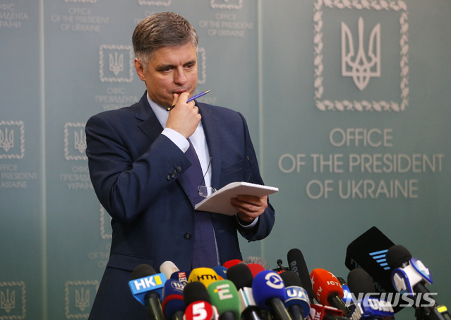  [키예프=AP/뉴시스] 바딤 프리스타이코 우크라이나 외무장관은 10일(현지시간) 키예프에서 기자회견을 열고 "이란에서 추락한 우크라이나 항공 PS752편의 블랙박스 접근권이 있다"고 말했다. 2020.1.11. 