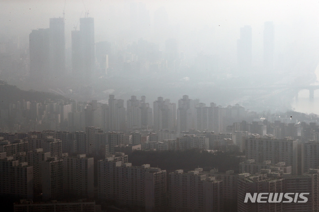 [서울=뉴시스]이윤청 기자 = 초미세먼지 농도가 나쁨 상태를 보인 12일 오전 서울 용산구 남산공원에서 도심이 뿌옇게 보이고 있다. 2020.01.12.  radiohead@newsis.com