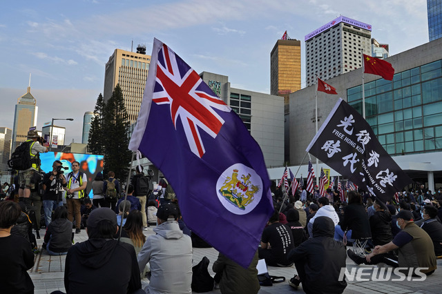 [홍콩=AP/뉴시스] 12일 홍콩 도심에서 시위자들이 오는 9월 입법회 선거에서 직선제를 도입할 것을 요구하며 시위를 벌이고 있다. 2020.01.13