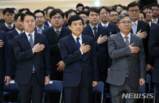 [서울=뉴시스]김선웅 기자 = 이성윤 신임 서울중앙지검장이 13일 오전 서울 서초구 서울중앙지검에서 열린 제61대 검사장 취임식에서 국민의례를 하고 있다. 2020.01.13.  mangusta@newsis.com