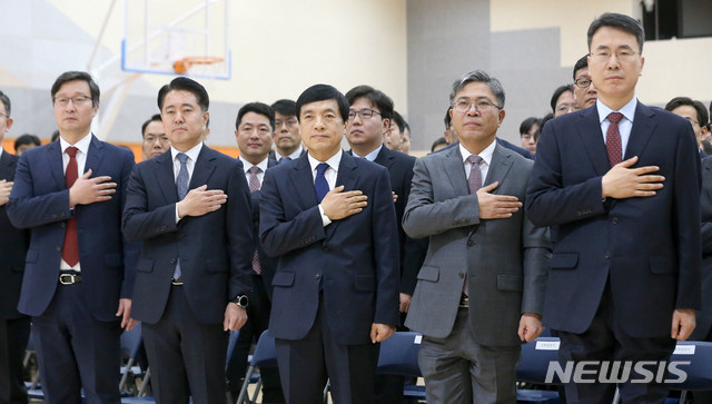 [서울=뉴시스]김선웅 기자 = 이성윤 신임 서울중앙지검장이 13일 오전 서울 서초구 서울중앙지검에서 열린 제61대 검사장 취임식에서 국민의례를 하고 있다. 2020.01.13. mangusta@newsis.com