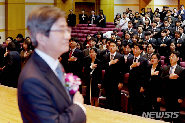 [고양=뉴시스]김병문 기자 = 김명수 대법원장과 수료생들이 13일 오후 경기 고양 사법연수원에서 열린 사법연수원이 제49기 연수생 수료식에 참석해 국민의례를 하고 있다. 2020.01.13.  dadazon@newsis.com