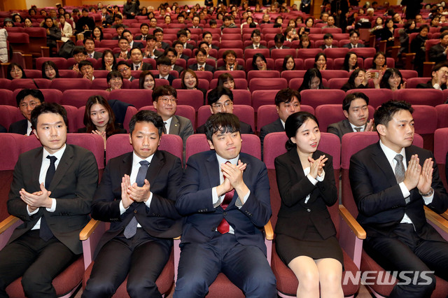 [고양=뉴시스]김병문 기자 = 연수생들이 13일 오후 경기 고양 사법연수원에서 열린 사법연수원이 제49기 연수생 수료식에 참석해 박수를 치고 있다. 2020.01.13.  dadazon@newsis.com