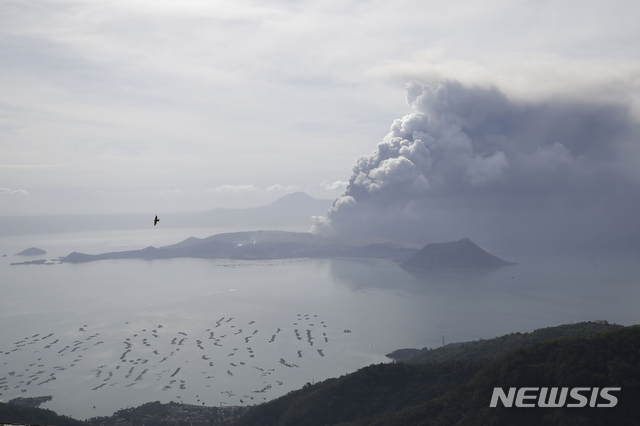 [따가이따이=AP/뉴시스] 필리핀 따알 호수 한 가운데 있는 따알 화산에서 13일 화산재가 분출하고 있다. 사진은 따가이따이에서 바라본 모습이다. 2020.01.13 