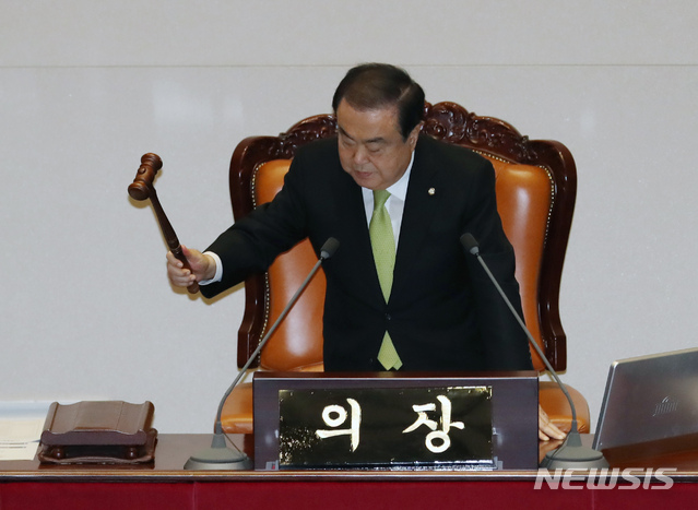 [서울=뉴시스] 고승민 기자 = 문희상 국회의장이 13일 서울 여의도 국회에서 열린 제375회국회(임시회) 제1차 본회의에서 의사봉을 두드리고 있다. 2020.01.13.kkssmm99@newsis.com