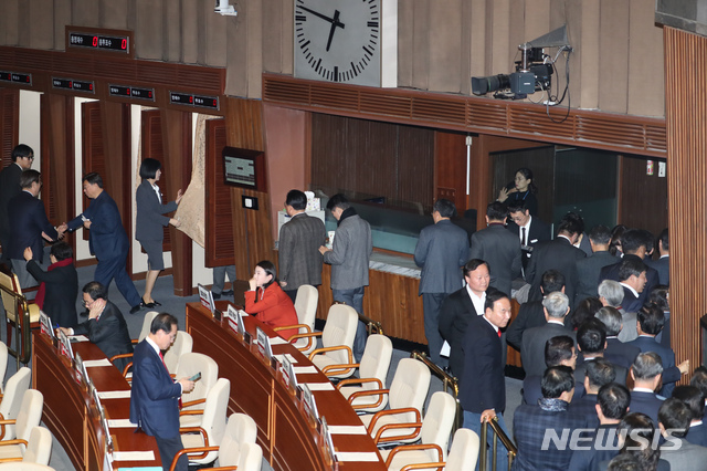 [서울=뉴시스] 고승민 기자 = 자유한국당 의원들이 13일 서울 여의도 국회에서 열린 제375회국회(임시회) 제1차 본회의에서 정세균 국무총리 후보자 임명동의안 투표를 하고 있다. 2020.01.13.kkssmm99@newsis.com