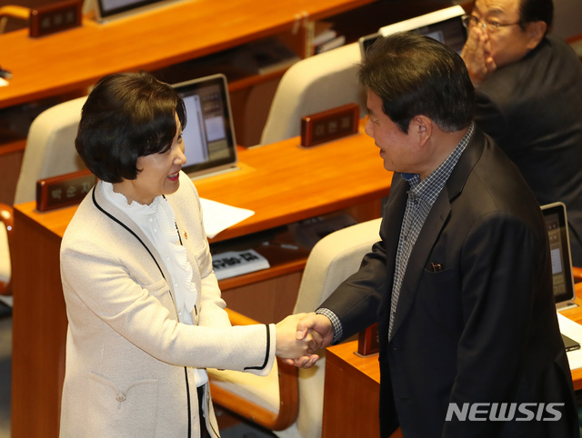 [서울=뉴시스] 고승민 기자 = 추미애 법무부 장관이 13일 서울 여의도 국회에서 열린 제375회국회(임시회) 제1차 본회의에서 정양석 한국당 의원과 인사하고 있다. 2020.01.13.kkssmm99@newsis.com