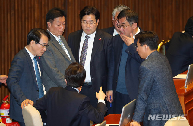 [서울=뉴시스] 장세영 기자 = 이인영 더불어민주당 원내대표가 13일 서울 여의도 국회에서 열린 제375회 국회(임시회) 제1차 본회의에 참석해 정세균 국무총리 후보자 인준안 개표를 기다리며 당 의원들과 의논을 나누고 있다. 2020.01.13.  photothink@newsis.com