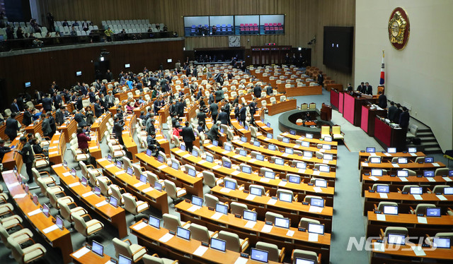 [서울=뉴시스] 장세영 기자 = 본회의에 참석한 의원들이 13일 서울 여의도 국회에서 열린 제375회 국회(임시회) 제1차 본회의를 끝내고 본회의장을 나서고 있다. 2020.01.13.  photothink@newsis.com