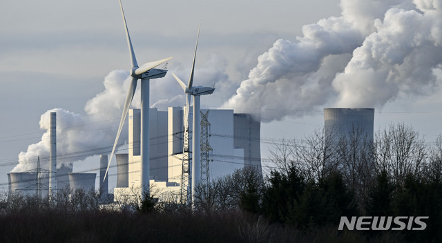 [AP/뉴시스] 독일 베르그하임의 니더오센 갈탄 화력발전소와 그 앞 풍력발전기