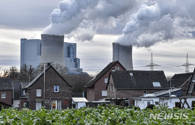 [베르그하임=AP/뉴시스] 13일(현지 시각) 독일 베르그하임의 독일전기(RWE) 노이라트 화력 발전소 굴뚝에서 연기가 뿜어져 나오고 있다. 독일 정부는 2038년까지 모든 석탄화력발전소를 완전히 폐쇄할 것이라고 밝혔다. 2020.01.14.