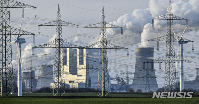 [베르그하임=AP/뉴시스]13일(현지시간) 독일 베르그하임의 독일전기(RWE) 니더라우셈 화력발전소 굴뚝에서 연기가 뿜어져 나오고 있다. 독일 정부는 2038년까지 모든 석탄화력발전소를 완전히 폐쇄할 것이라고 밝혔다. 2020.01.14.