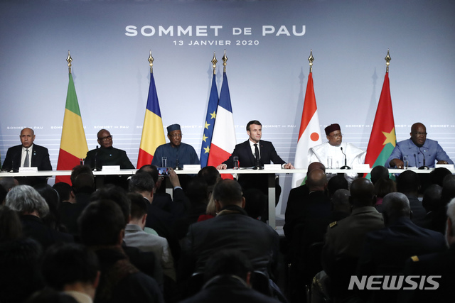 [포=AP/뉴시스] 에마뉘엘 마크롱(가운데) 프랑스 대통령은 13일(현지시간) 프랑스 남서부 도시 포에서 '아프리카 사헬 주요 5개국(G5)+1(프랑스)' 정상회담을 열고 프랑스가 벌이는 테러격퇴전인 '바르칸' 작전에 220명의 병력을 더 투입하겠다고 밝혔다. 2020.1.14.