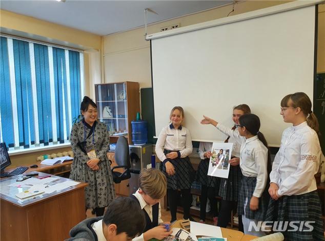 [세종=뉴시스]한국 교사 14명이 지난 13일부터 오는 21일까지 9일간 러시아 블라디보스토크, 우스리스크 등지에서 이처럼 현지 교사·학생과 함께 자유학기 우수 수업을 공유했다. 사진은 교동중학교 김정민 교사가 미술 수업 '너를 보여줘'를 진행하는 모습. 2020.01.16 (사진=교육부 제공)