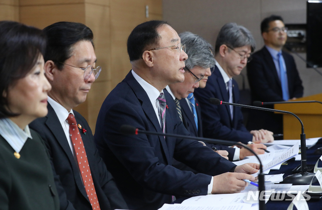 [서울=뉴시스]전신 기자 = 홍남기 경제부총리 겸 기획재정부 장관이 15일 서울 종로구 정부서울청사에서 2019년 고용동향 및 향후 정책방향 관련 합동브리핑을 하고 있다. 2020.01.15. photo1006@newsis.com