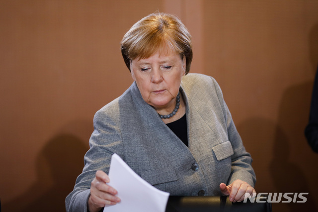 [베를린=AP/뉴시스] 15일 앙겔라 메르켈 독일 총리가 관저에서 열리는 주간 각료회의에 참석하면서 서류를 집고 있다 2020. 1. 15. 