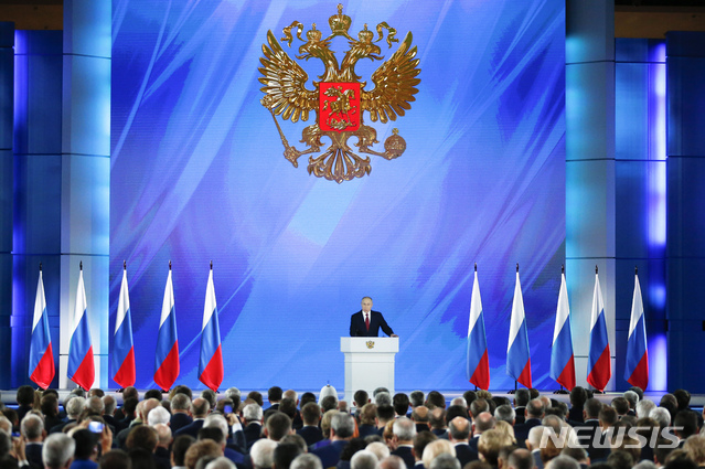 [모스크바=AP/뉴시스] 러시아 푸틴 대통령이 15일 국가위원회 고관 및 의원들을 상대로 신년 국정연설을 하고 있다 2020. 1. 15. 