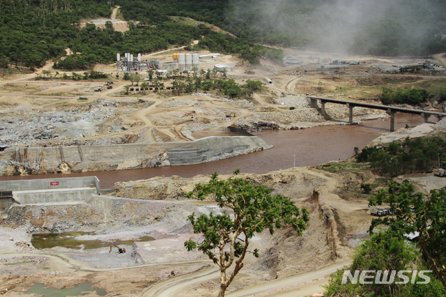 [아소사( 에티오피아)= AP/뉴시스]  2013년  6월에 촬영한 에티오피아의  그랜드 에티오피아 르네상스 댐의 공사현장. 에티오피아, 이집트, 수단 3국은 이 대형댐으로 인한 물부족이나 댐운영 방식에 대해 워싱턴에서 장관회의를 갖고 1차 합의에 이르렀다.   