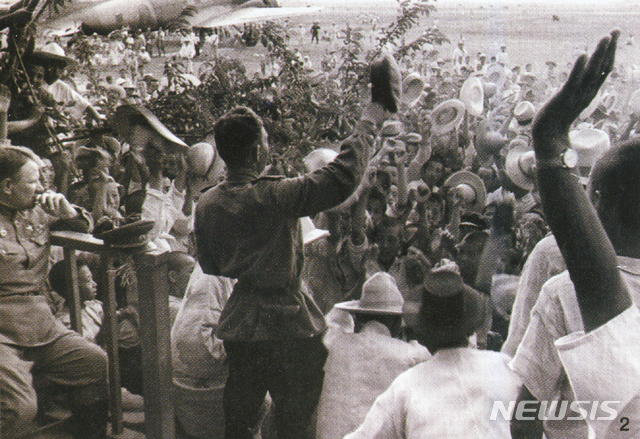 [사진=뉴시스] 소련 극동군 제25군 샤닌(가운데 뒷모습) 장군이 1945년 8월 24일 함경남도 함흥에 도착하여 인사하자 환영 나온 군중들이 일제히 환호하고 있다. 왼쪽에 제25군 사령관 치스차코프 중장이 앉아 있다. (사진=미디어한국학 제공) 2020.01.19. photo@newsis.com