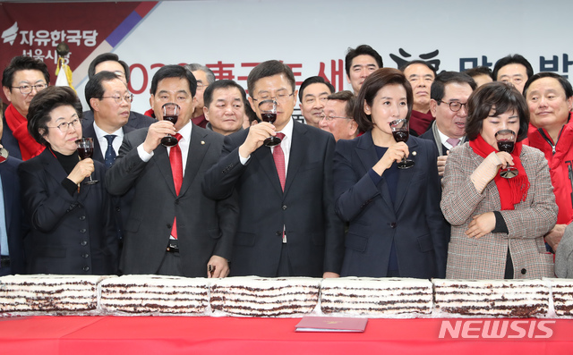 [서울=뉴시스] 고승민 기자 = 자유한국당 황교안 대표와 심재철 원내대표, 나경원 서울시당 위원장 등 참석자들이 16일 서울 영등포구 자유한국당사에서 열린 서울시당 신년인사회에서 건배를 하고 있다. 2020.01.16.kkssmm99@newsis.com