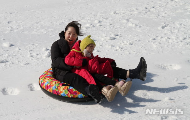 얼음반 사람반 '인제빙어축제' 개막, 인기폭발···2월2일까지