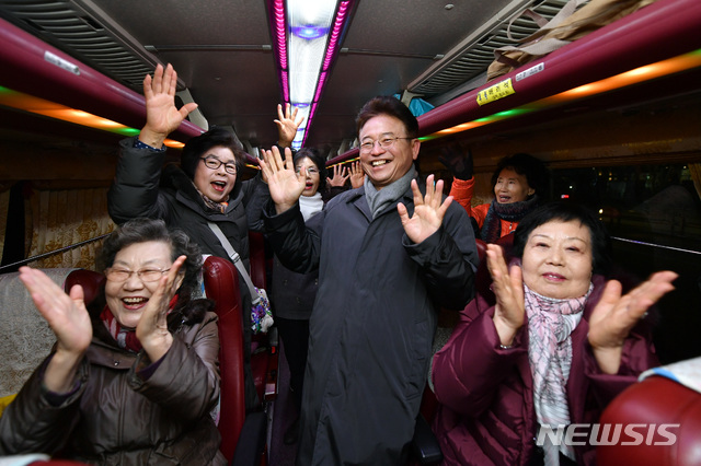 [안동=뉴시스] 이철우 경북지사가 18일 이른 아침 '만원으로 떠나는 경북여행' 버스에 타 관광객들과 기념사진을 찍고 있다. (사진=경북도 제공) 2020.01.19