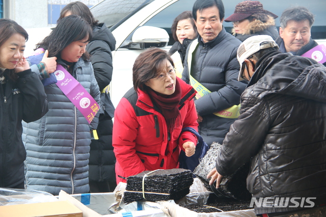 [포항=뉴시스] 강진구 기자 = 자유한국당 김정재(포항북구) 의원이 설을 맞아 지난 16일 기계 오일장을 찾아 장보기 행사를 가졌다.(사진=김정재 국회의원실 제공) 2020.01.19. photo@newsis.com