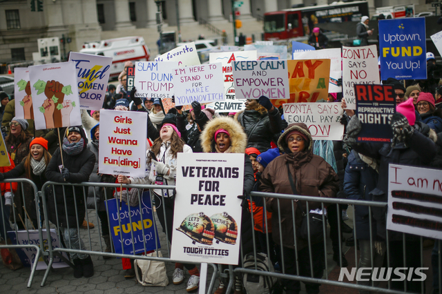 [ 뉴욕= AP/뉴시스] 뉴욕시내의 반 트럼프 '여성행진' 참가자들이 지난 해 1월 18일  전쟁반대, 기후변화 대책등 요구사항을 외치고 있다.