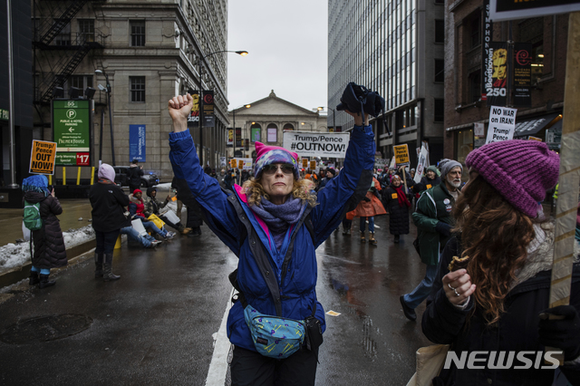 [시카고 = AP/뉴시스 ] 시카고 시내의 곳곳에서 모여들고 있는 트럼프 반대 여성행진 시위대.  