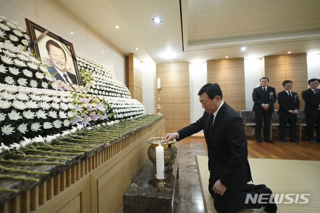 [서울=뉴시스] 고범준 기자 = 신동빈 롯데그룹 회장이 19일 오후 서울 송파구 서울아산병원에 마련된 고 신격호 롯데그룹 명예회장의 빈소에서 조문하고 있다. (사진=롯데그룹 제공) 2020.01.19.  photo@newsis.com 