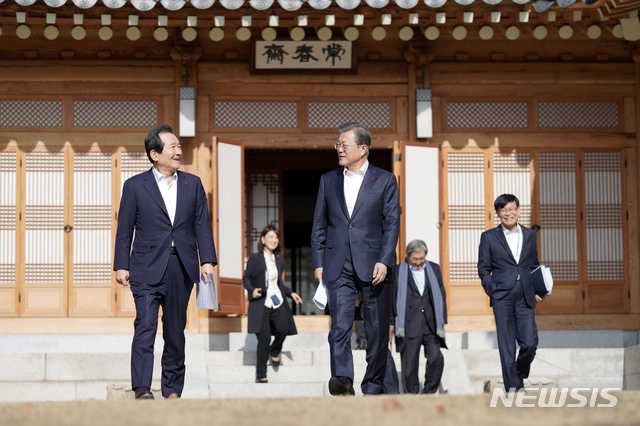 [서울=뉴시스]문재인 대통령과 정세균 국무총리가 20일 오후 청와대에서 열린 첫 주례회동을 마친 뒤 상춘재를 나서고 있다.(사진=청와대 제공) 2020.01.20.  photo@newsis.com