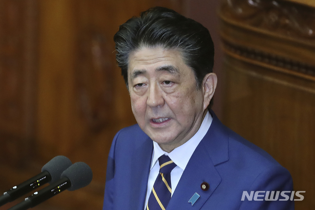 [도쿄=AP/뉴시스]아베 신조 일본 총리가 지난달 20일 국회에서 새해 시정방침 연설을 하고 있다. 2020.01.20.